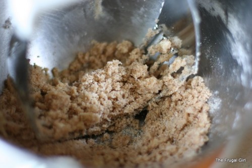 Streusel topping in abowl.