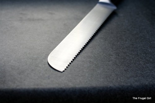 Closeup of the serrations on a bread knife.