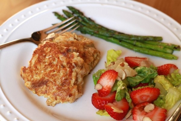 fish cakes with salad and asparagus
