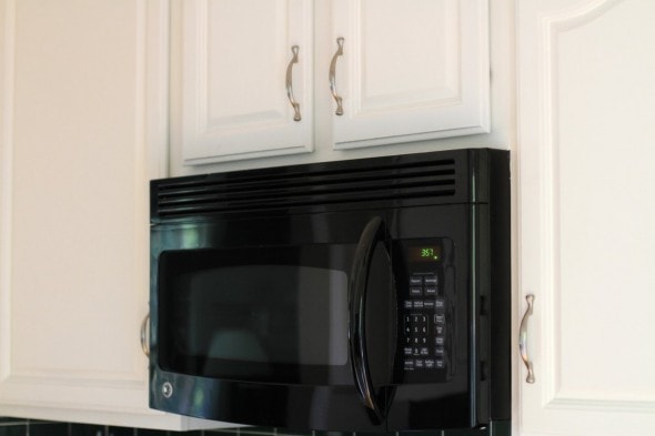 white painted kitchen cabinets