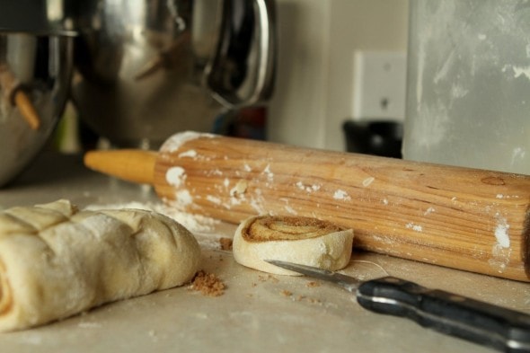 cutting cinnamon rolls