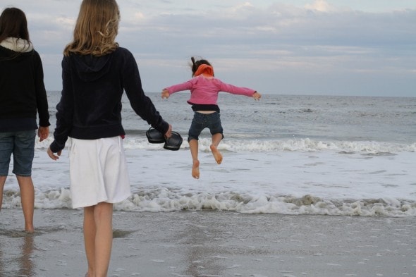 Girls walkign on the beach.