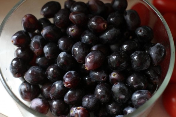 take grapes off the stem