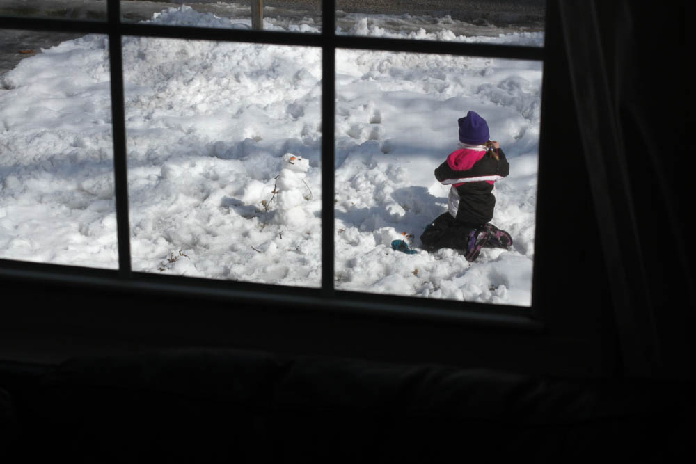 zoe building snowmen
