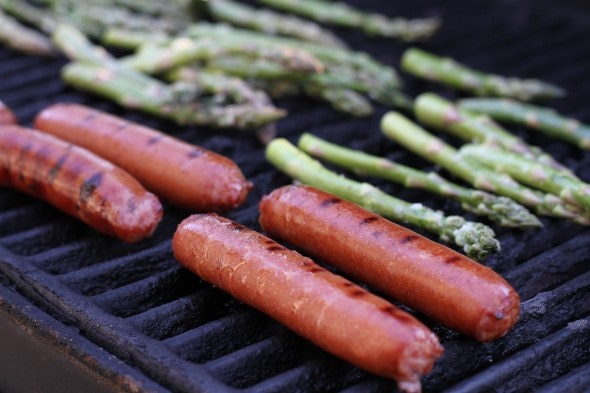 Bratwurst and asparagus on the grill.