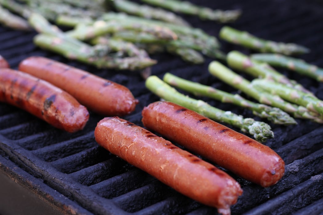 Bratwurst and asparagus on the grill.