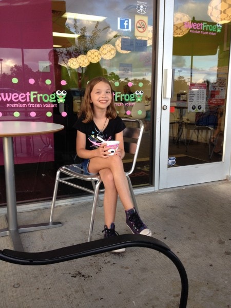 zoe eating frozen yogurt