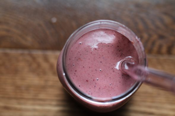 A purple smoothie in a Mason jar.