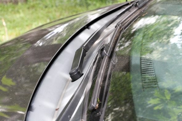 A Sienna van windshield.