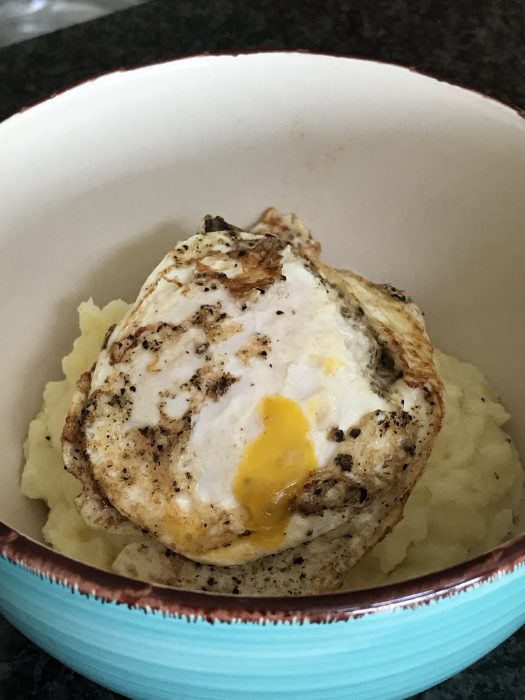 fried egg on mashed potatoes