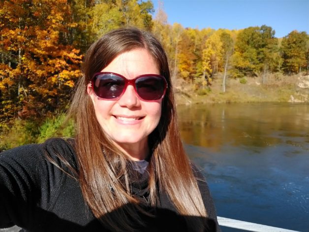 Ruth T in a selfied in front of a lake.