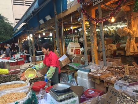 An outdoor wetmarket.