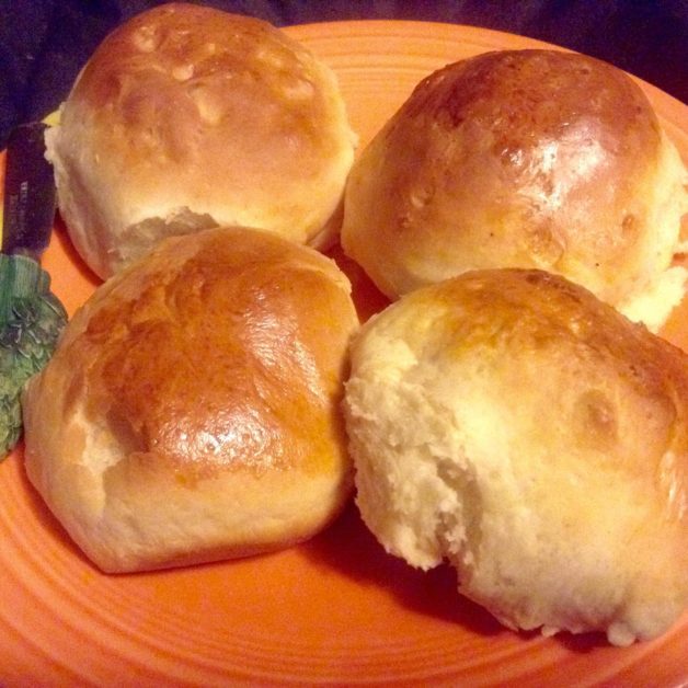 dinner rolls on plate.