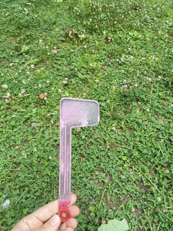 A faded mailbox flag.