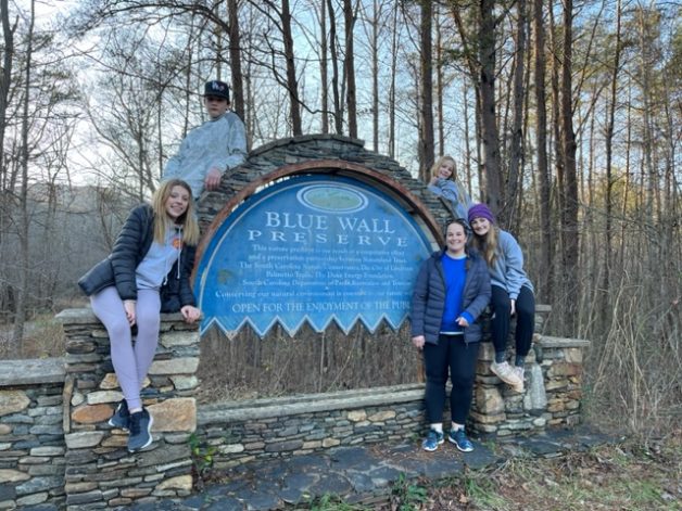 kids by a hiking sign.