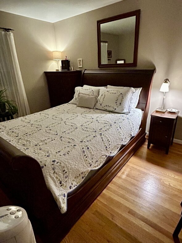 queen bed with quilt.