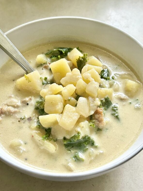 bowl of zuppa toscana.
