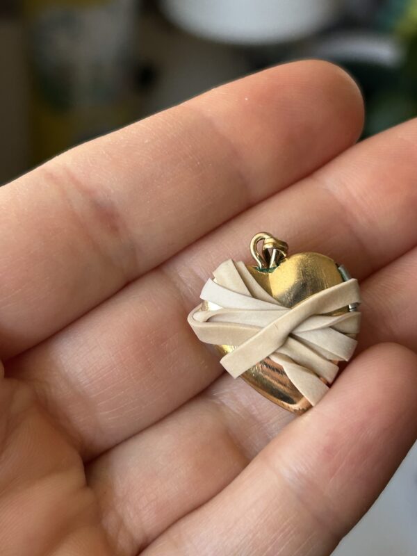 rubber bank on locket.