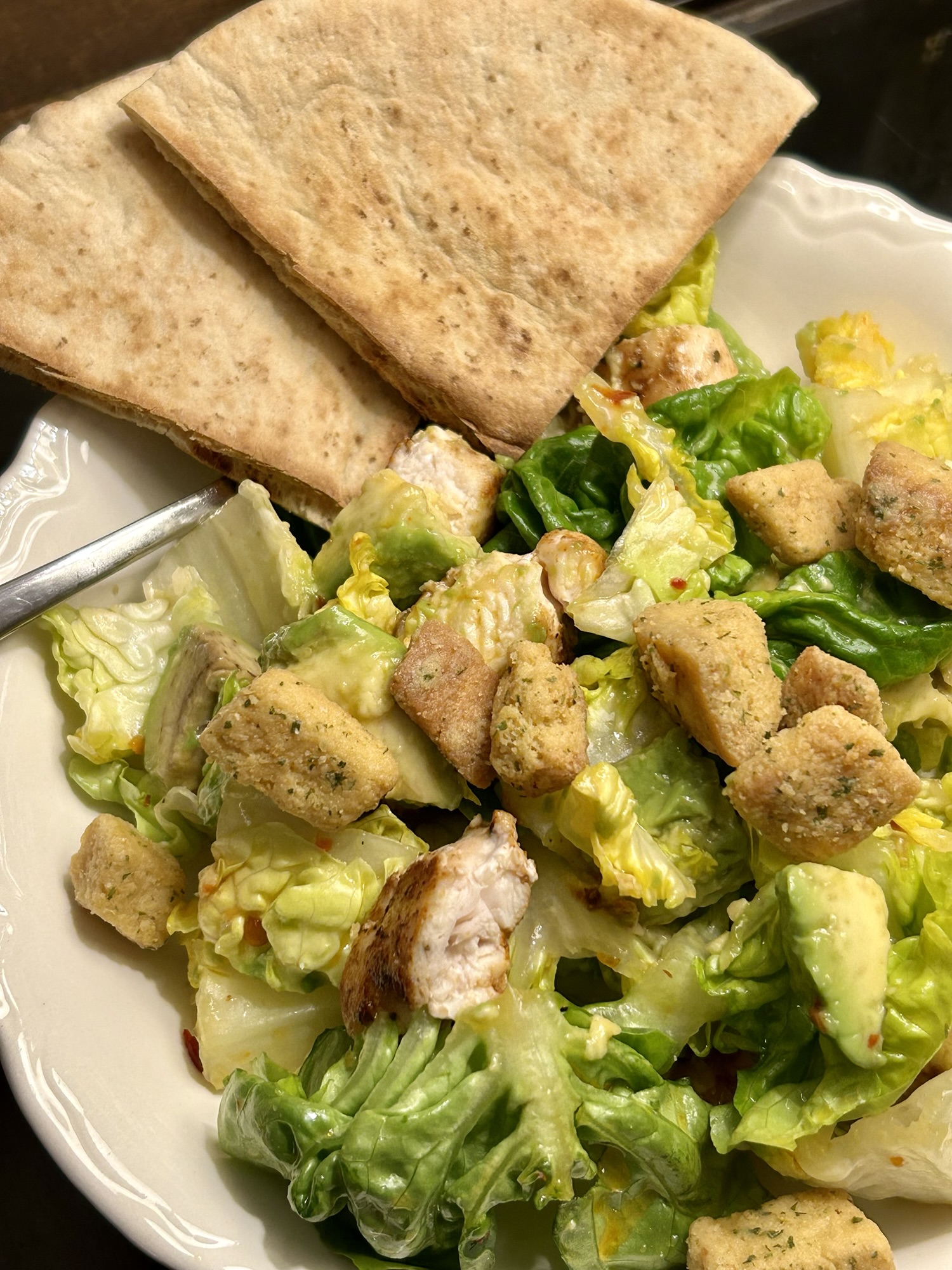 green salad with pita chips