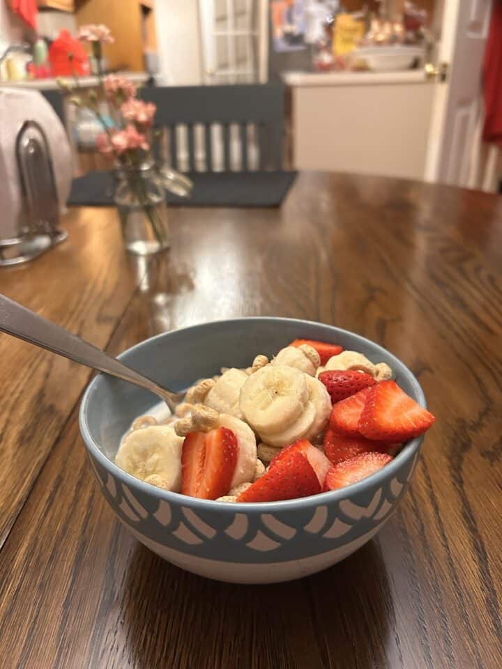 bowl of cereal and fruit.